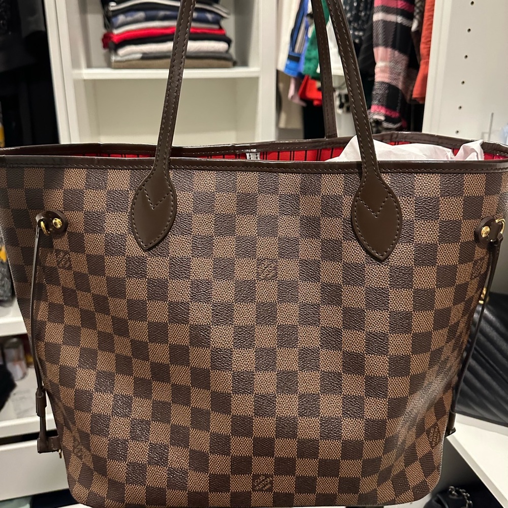 Louie Vuitton Neverfull MM Bag + Matching Pouch Bag